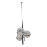 Lampe italienne chromée à trois globes en verre opalin – années 1970