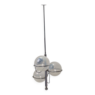 Lampe italienne chromée à trois globes en verre opalin – années 1970