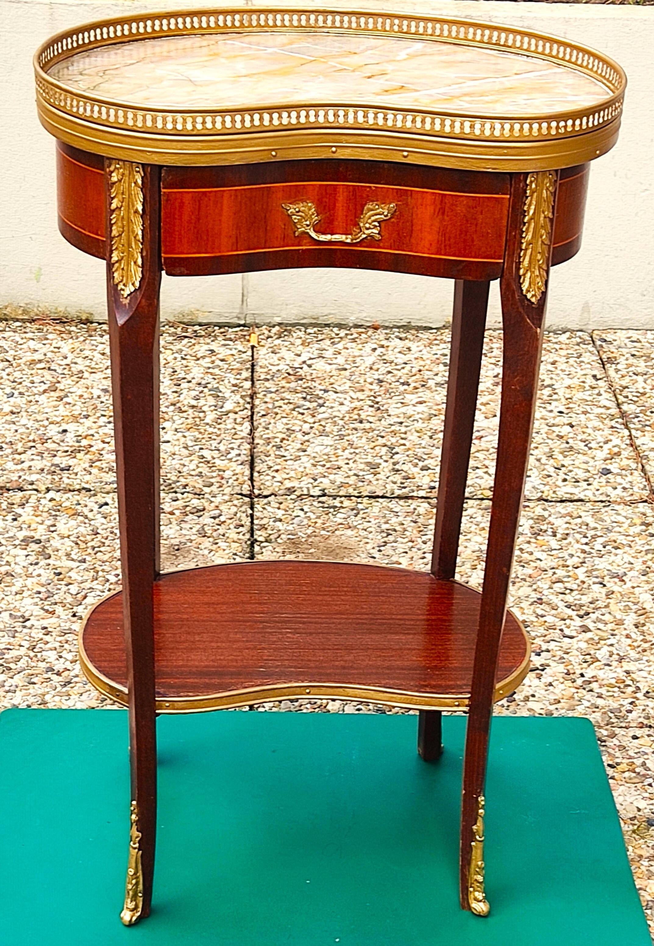 Louis XVI period pedestal table, in solid mahogany and veneer, and in gilded bronze.