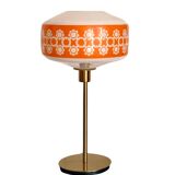 Lampe à poser avec un globe vintage orange en verre et un pied doré