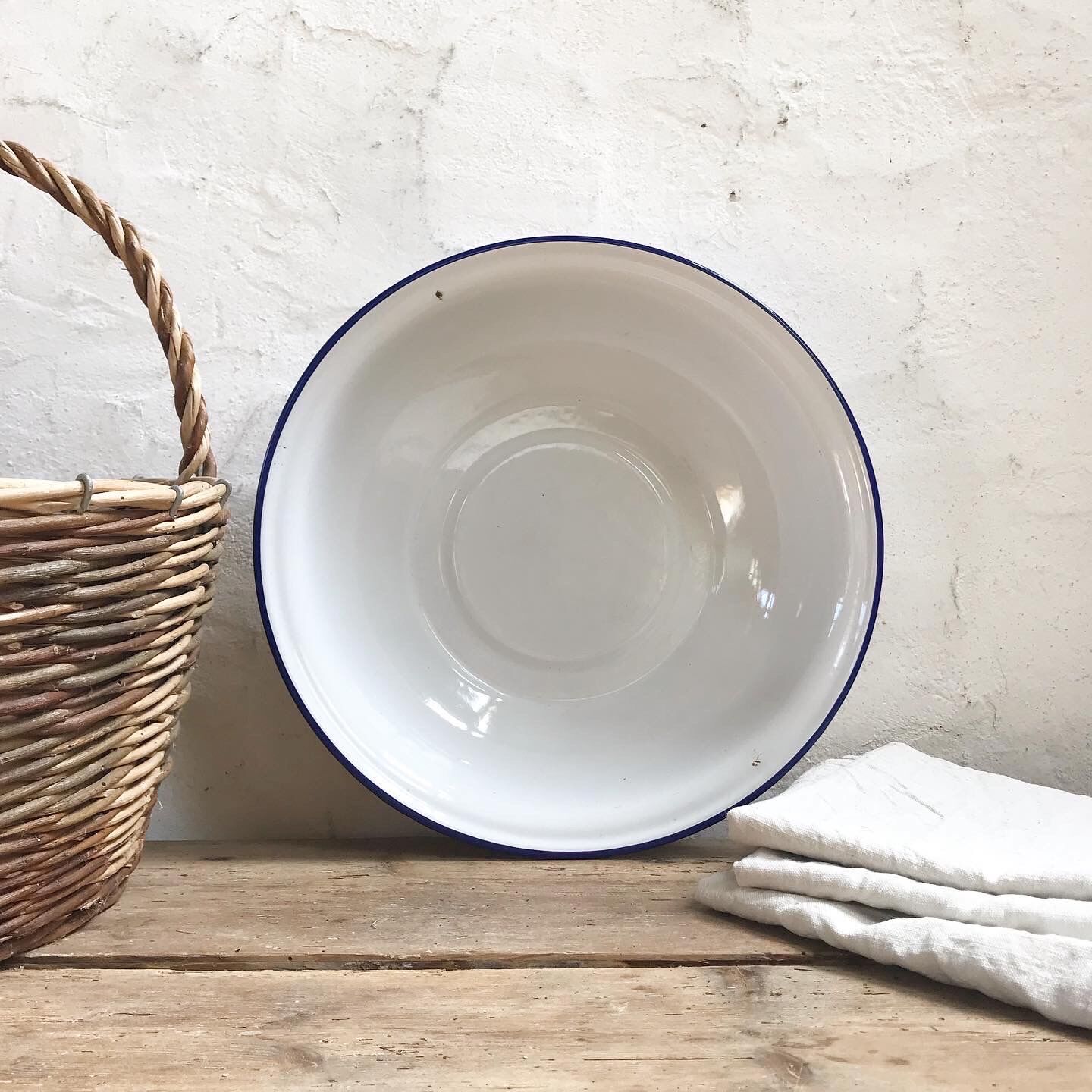 Enamelled sheet metal basin