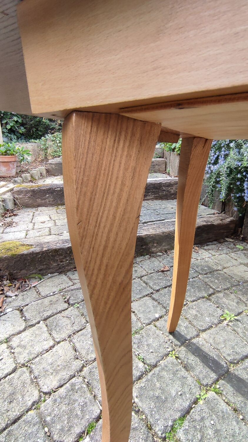 Expandable wooden table