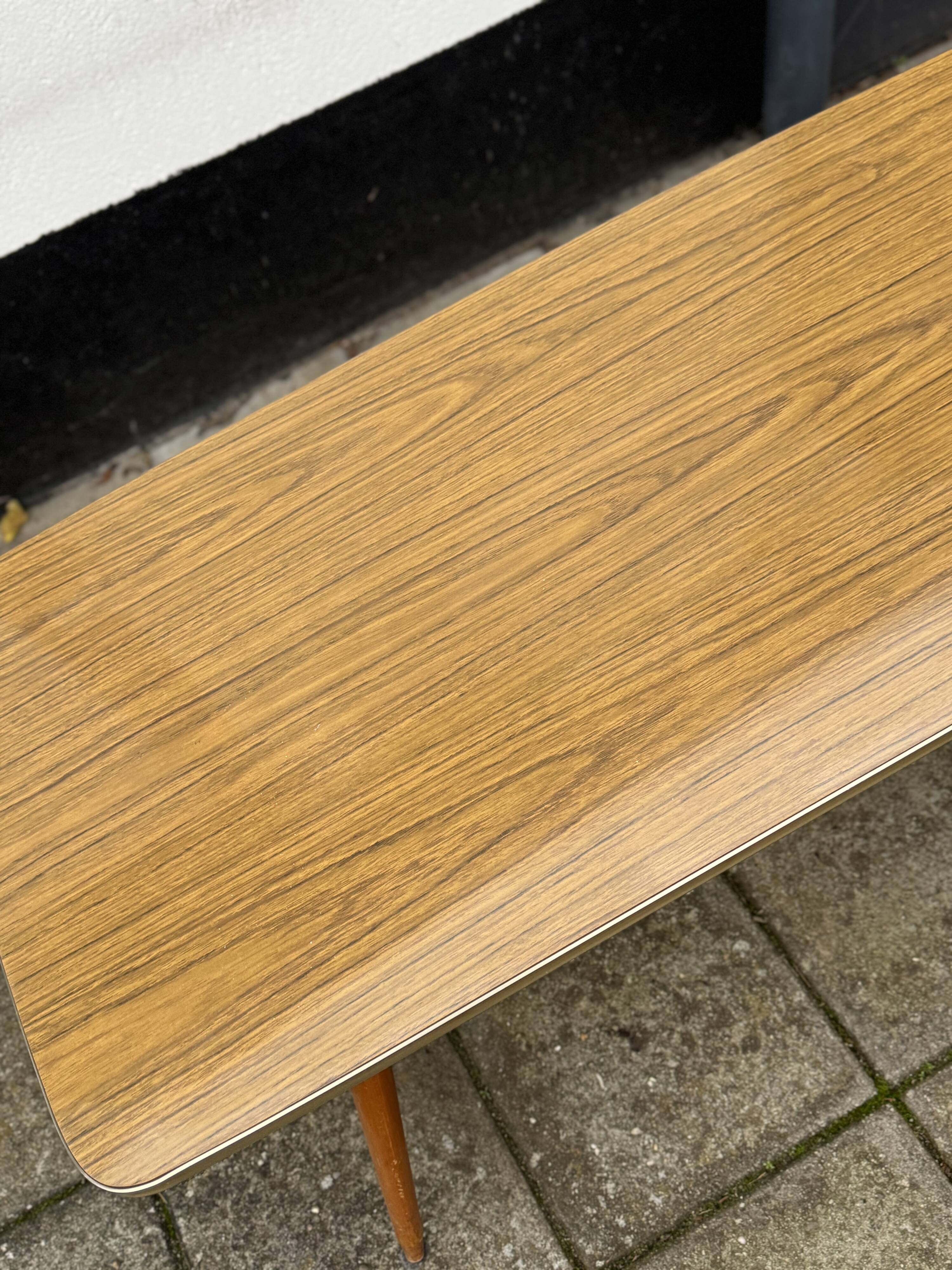 Table basse en stratifié style milieu du siècle