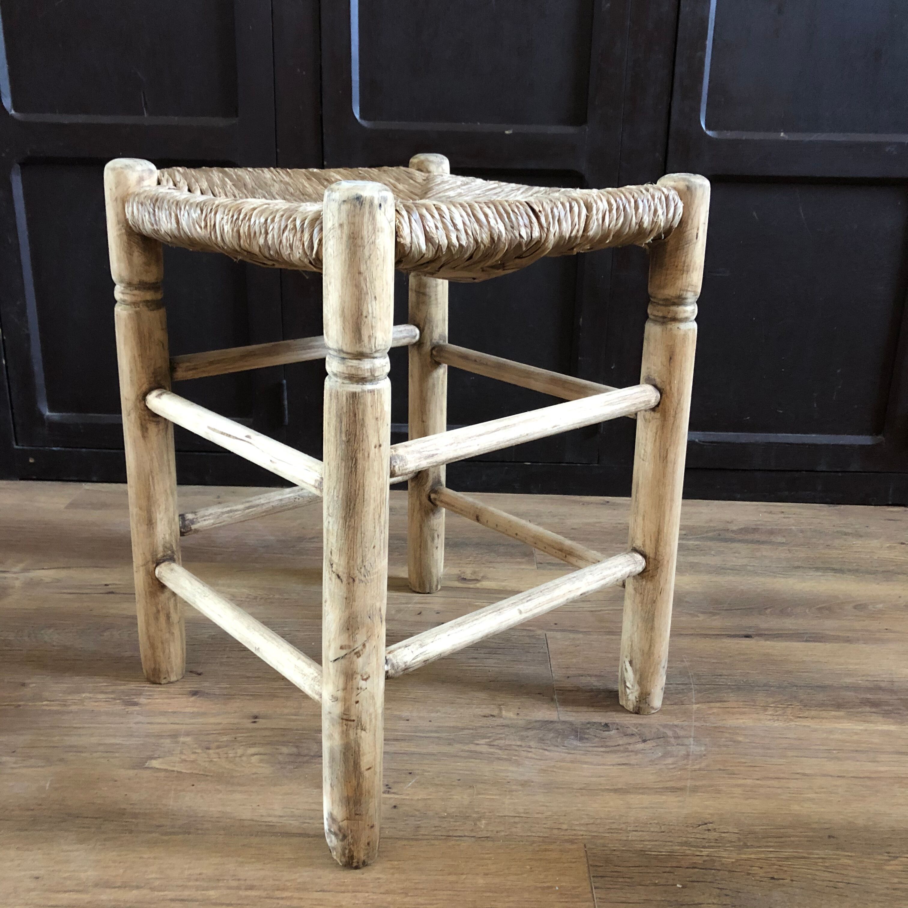 Tabouret bois et herbe de mer