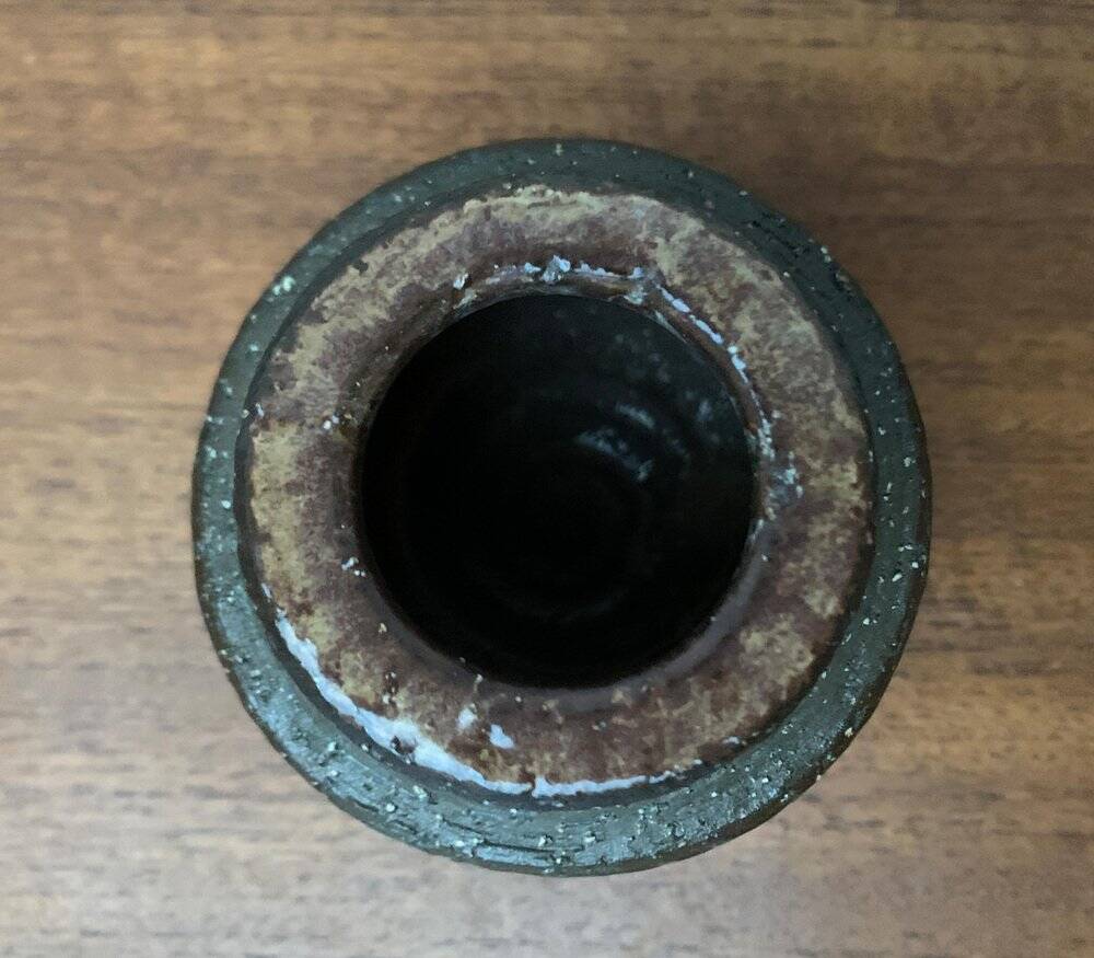 Minimalist studio pottery vase from mid-century Danish artist Michael Andersen, Bornholm, 1960s.