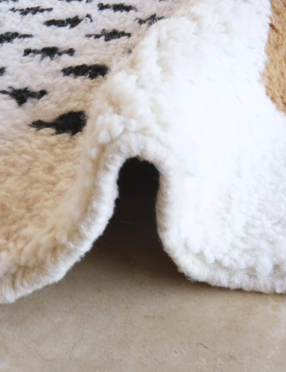 Modern Berber Rug - 274 x 230 cm