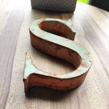 Ancienne lettre d'enseigne " S " en métal patiné