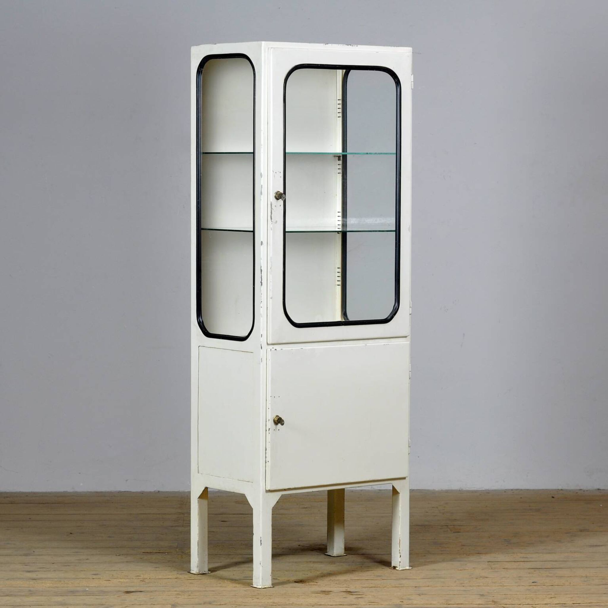 Vintage medicine cabinet, 1970s