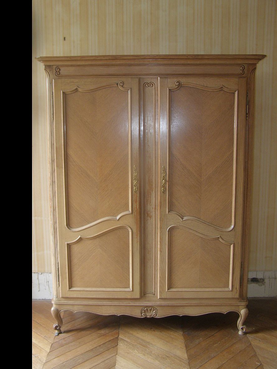 Solid oak cabinet from the 60s 2 doors with locks and keys