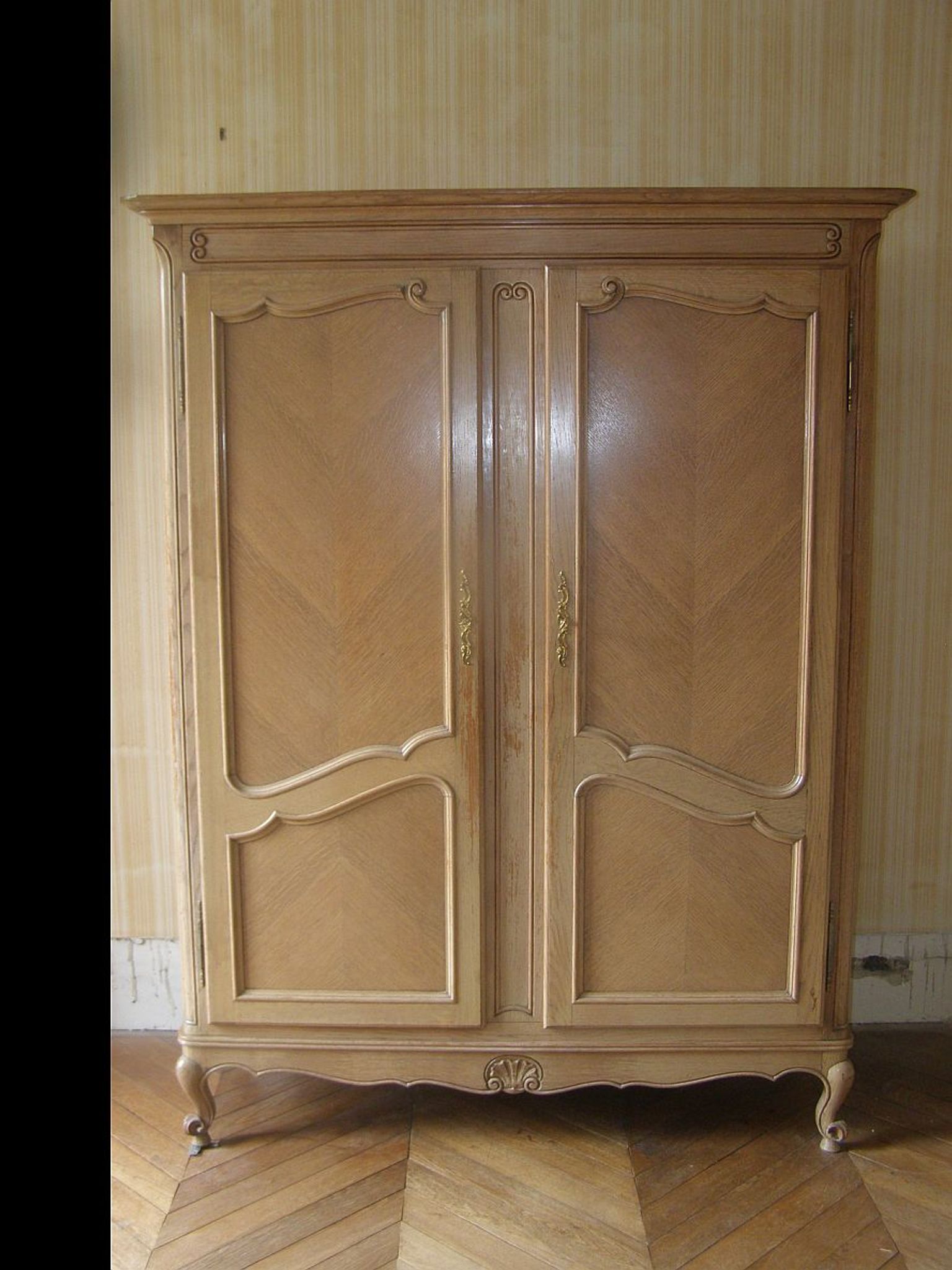 Solid oak cabinet from the 60s 2 doors with locks and keys