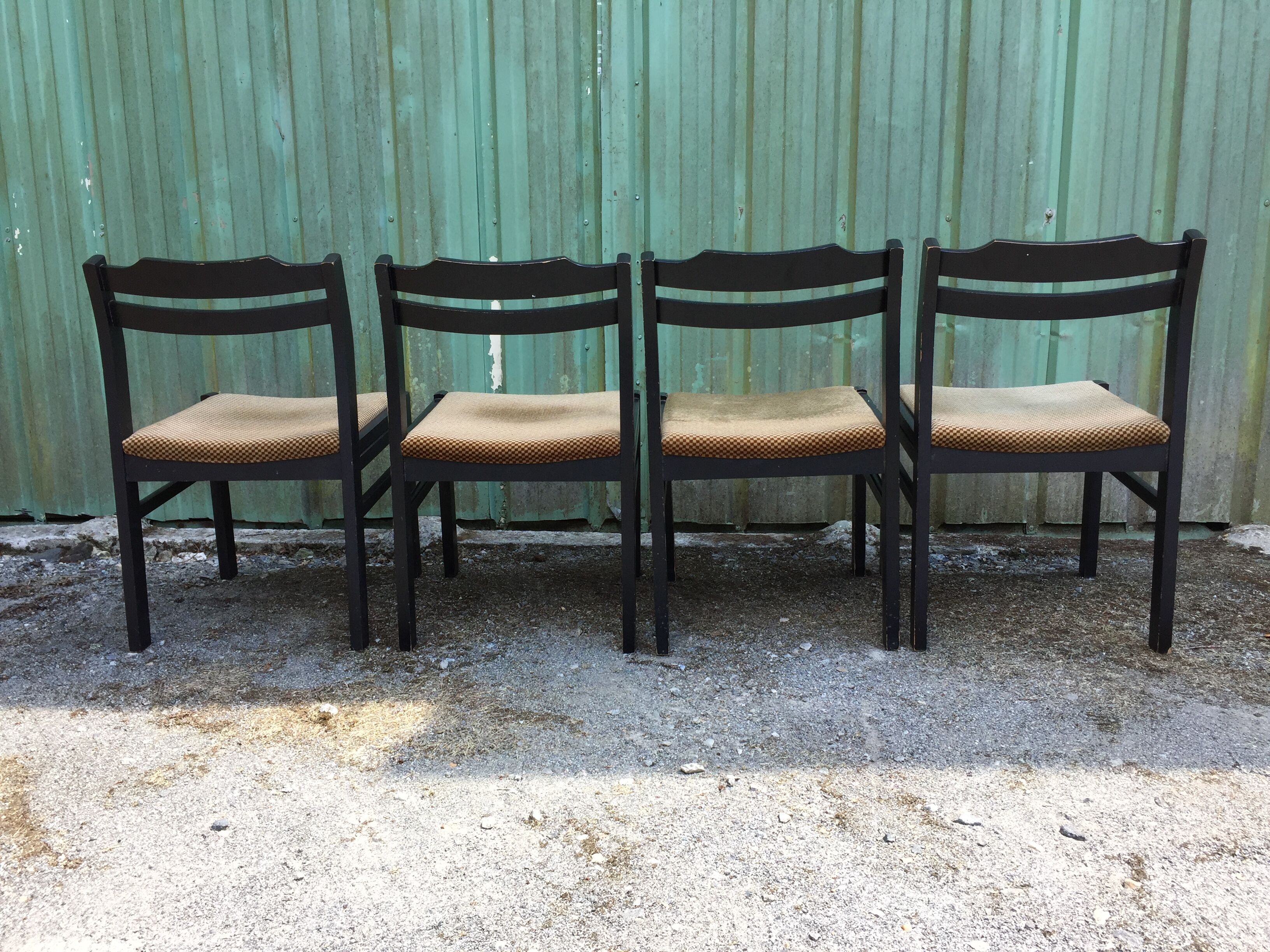 Chaises en hêtre laquées noir à assises en tissu or a petits carreaux