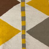 Tapis en tissé à motifs losanges et traits parallèles, 245x168 cm