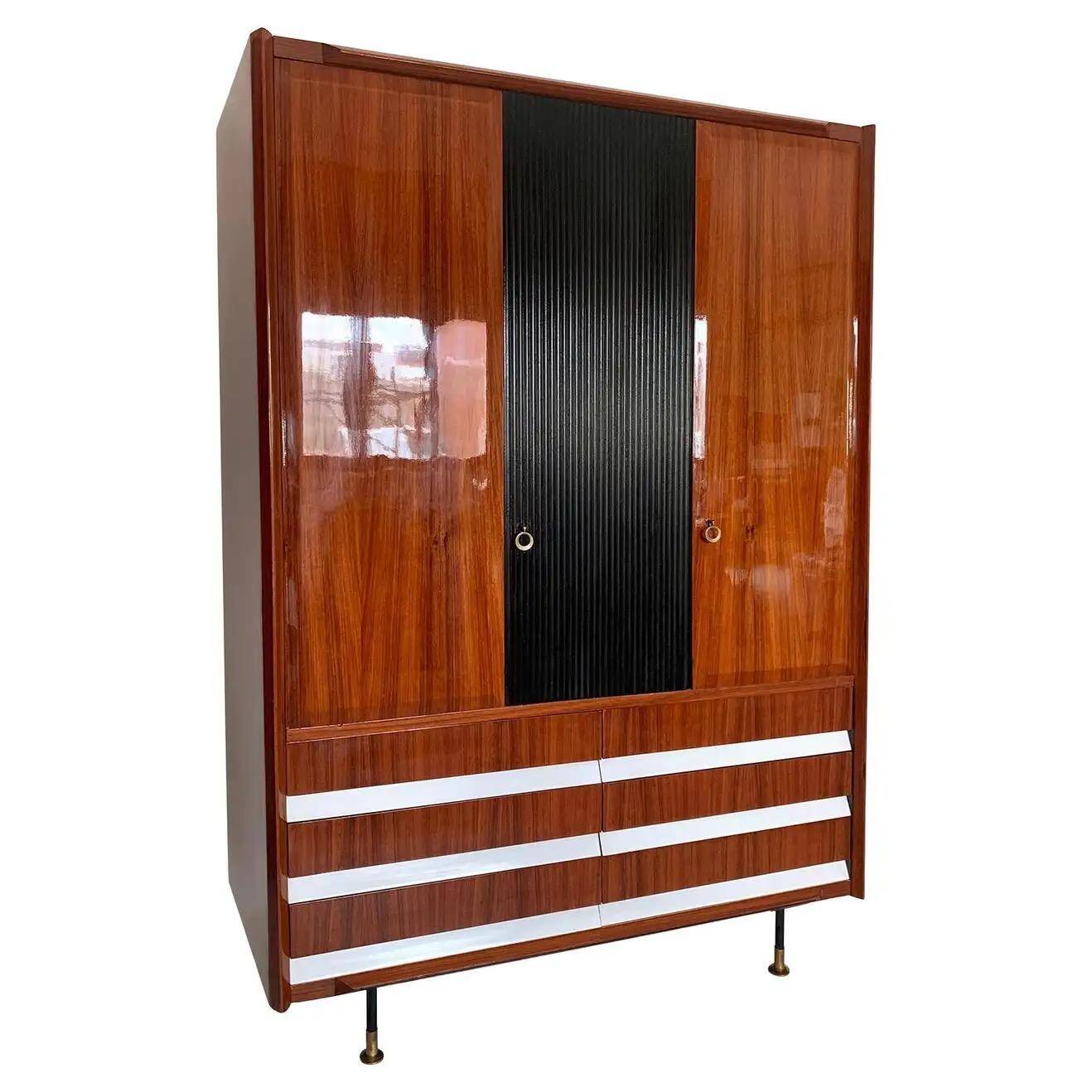 Armoire vintage italienne, noyer, bois cannelé, pieds en laiton années 1950.