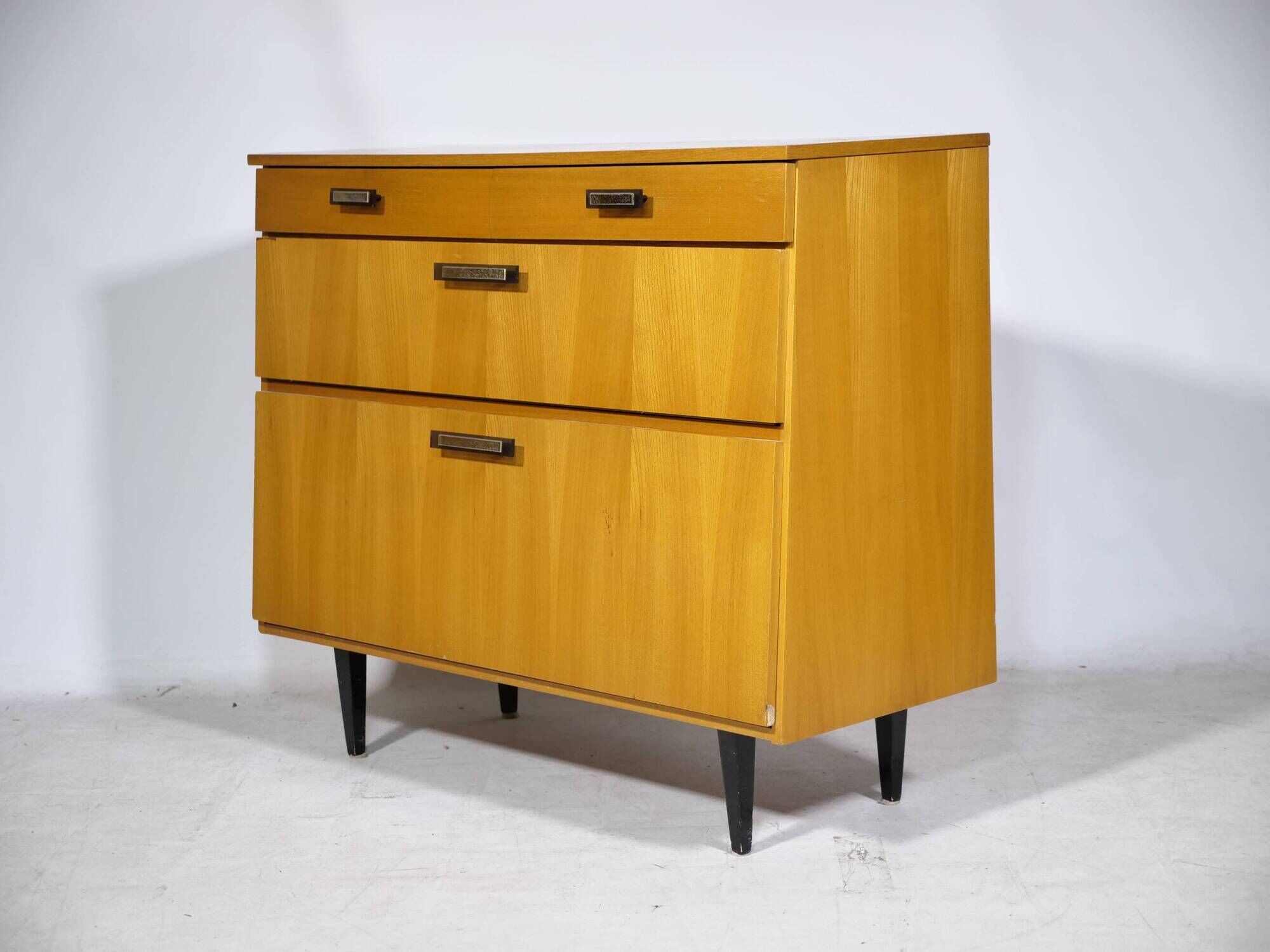 Cabinet à chaussures de style mid-century en bois d'orme, années 1960
