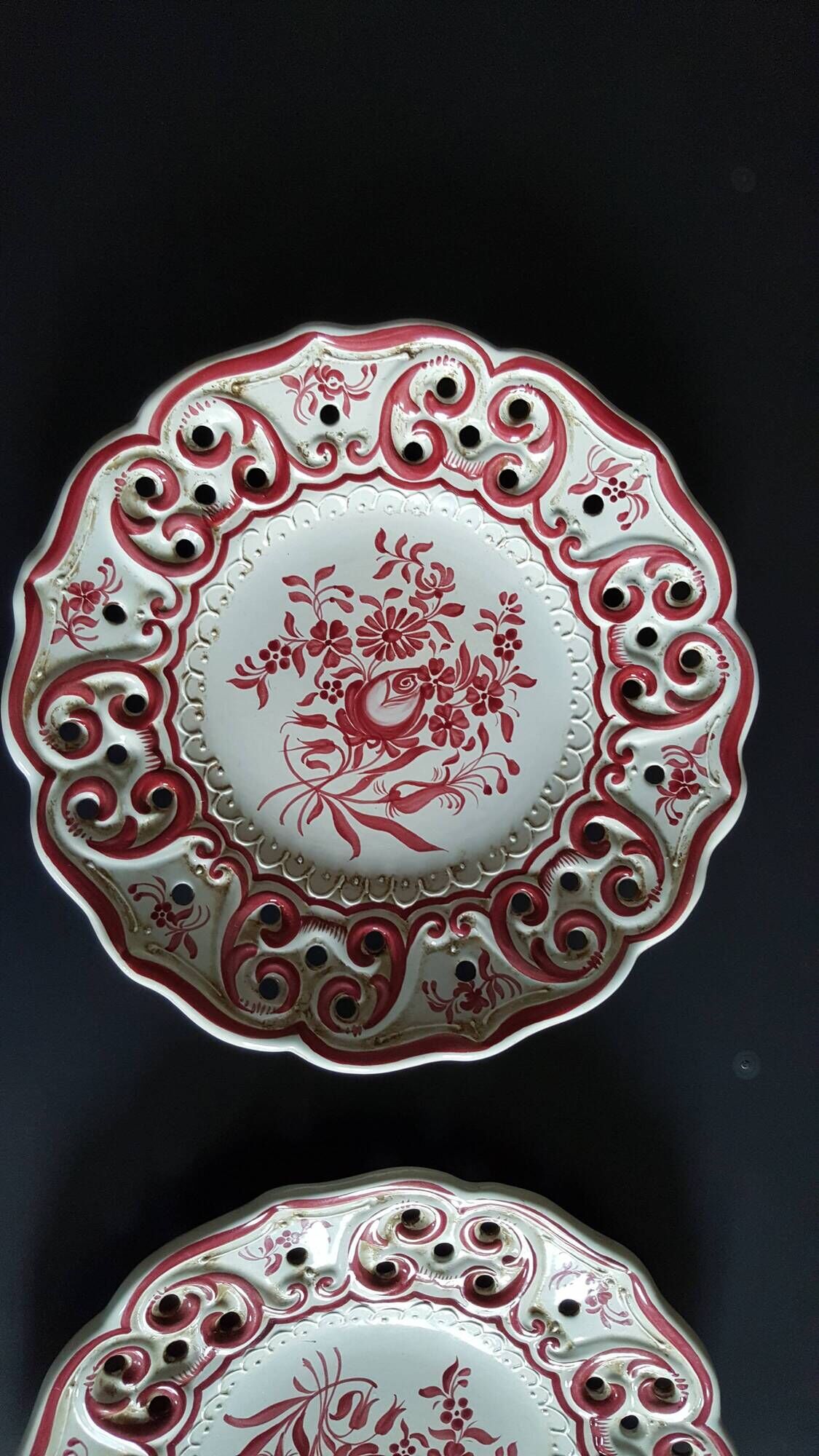 Old plates opened in handmade floral decoration