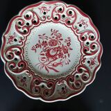Old plates opened in handmade floral decoration