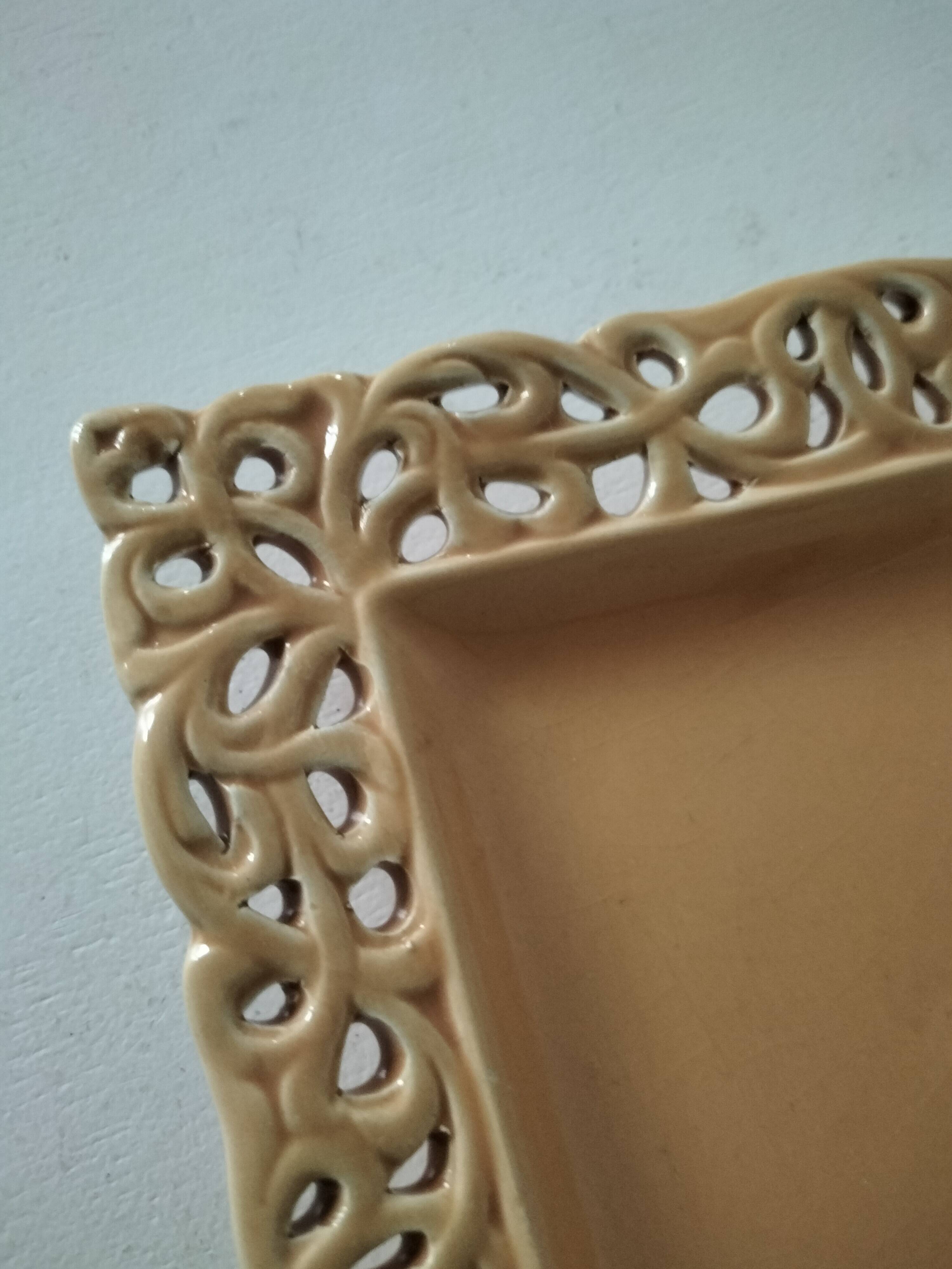 Caramel openwork pocket emptier with lace border