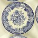 Set de 8 assiettes plates en faïence bleue, décor floral et oiseaux, XXe