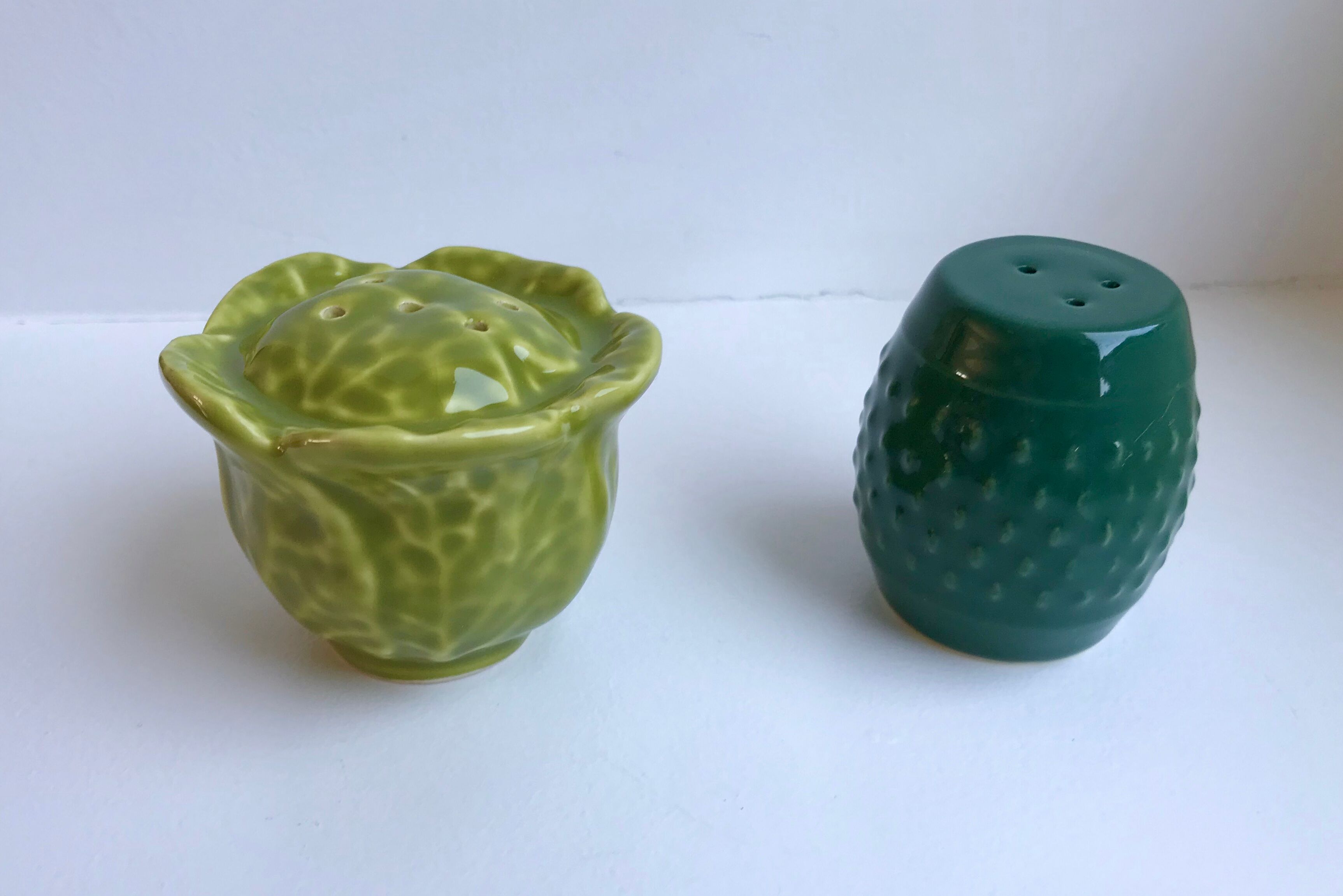 Duo of salt shaker and pepper maker in slurry cabbage 50s