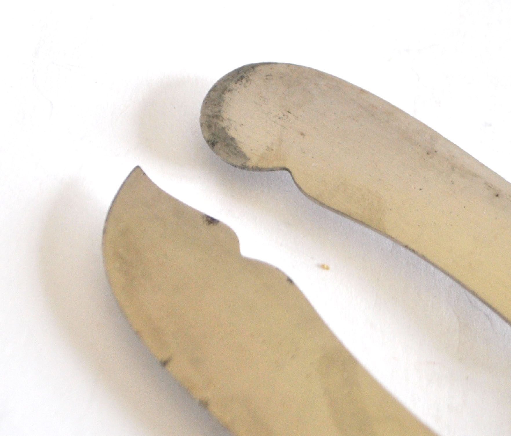 Two antique service knives in silver-plated metal, pearl frieze gowe alpacca.