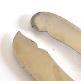 Two antique service knives in silver-plated metal, pearl frieze gowe alpacca.