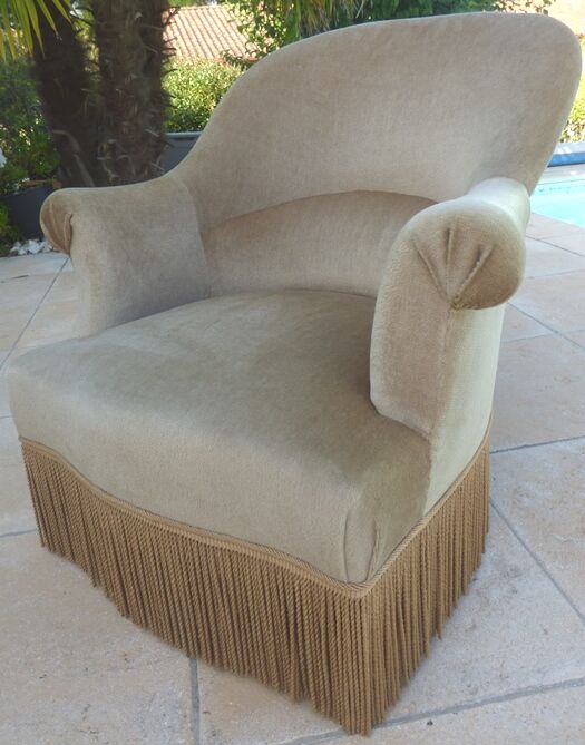 Velvet-trimmed toad with backrest and firm seat