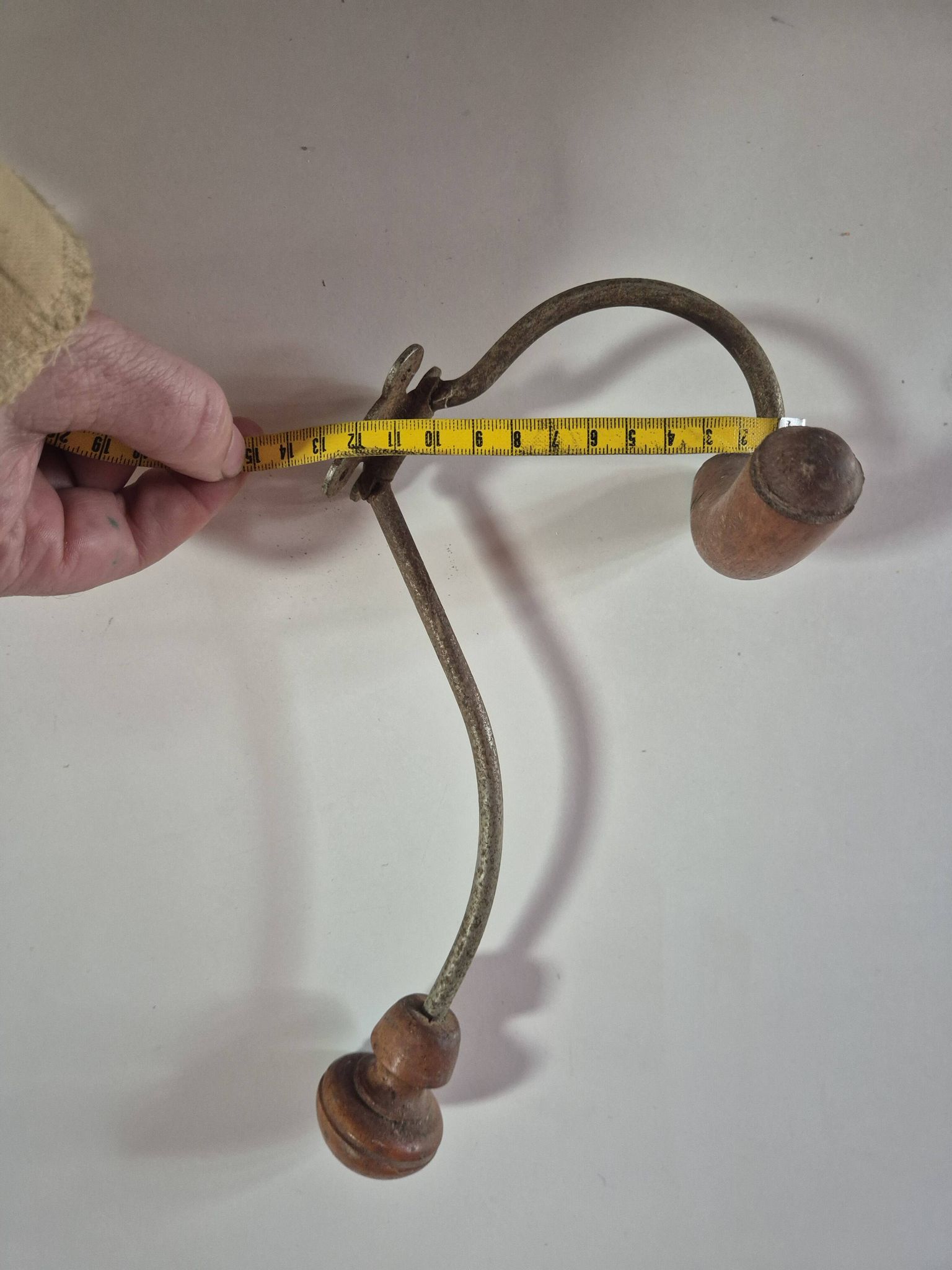 Vintage 1960s wall coat rack in wood and metal.