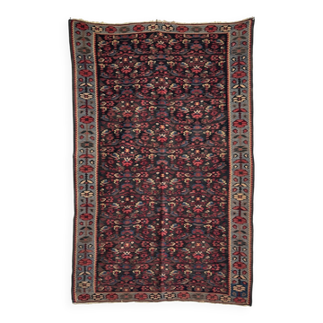 Tapis iranien à motifs floraux stylisés roses et bleus 155x105