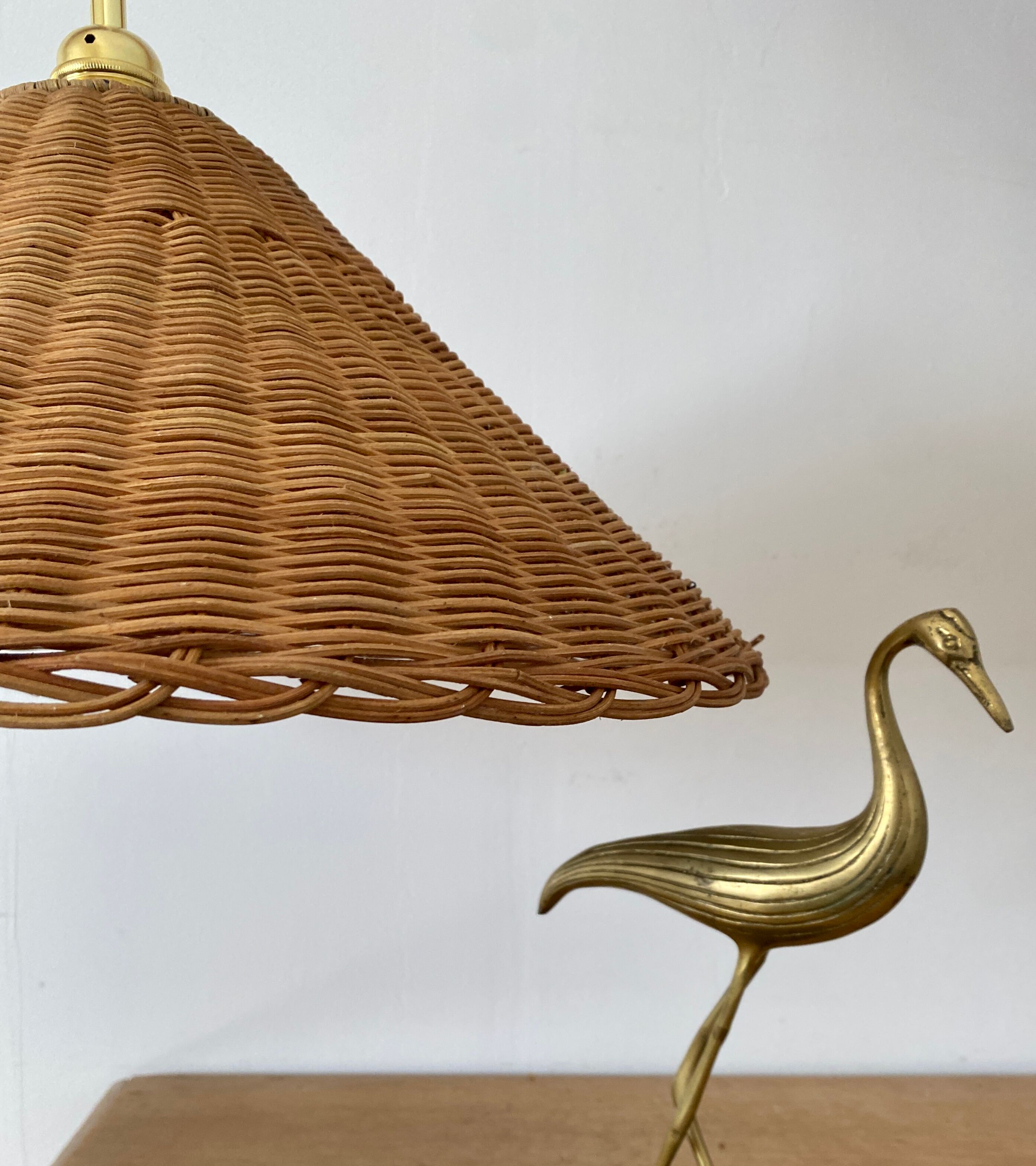 Vintage wicker lampshade suspension