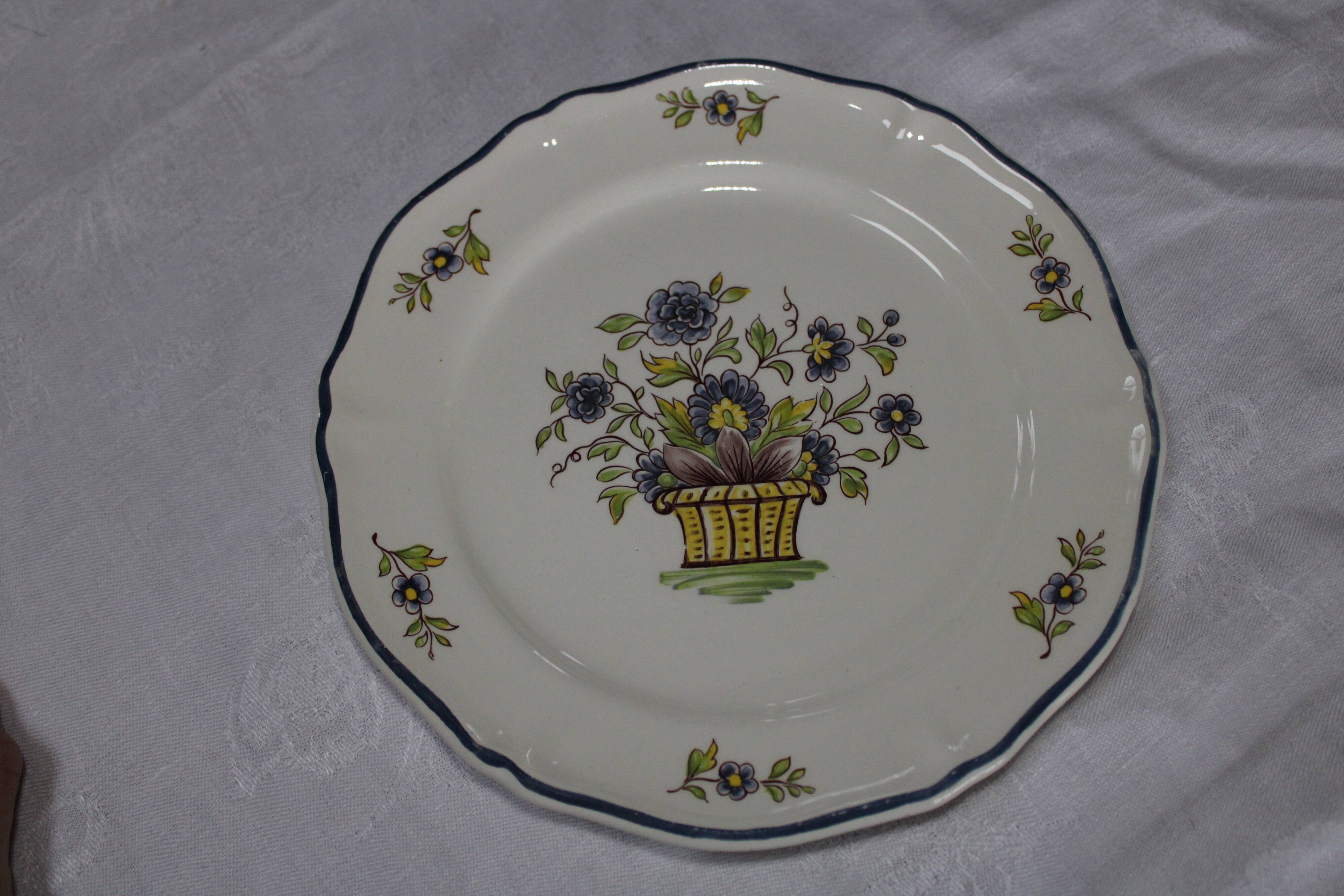 Service at Dessert Saint-Amand Vieux Delft