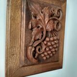 Bas relief en bois, grappe de raisin sculpté