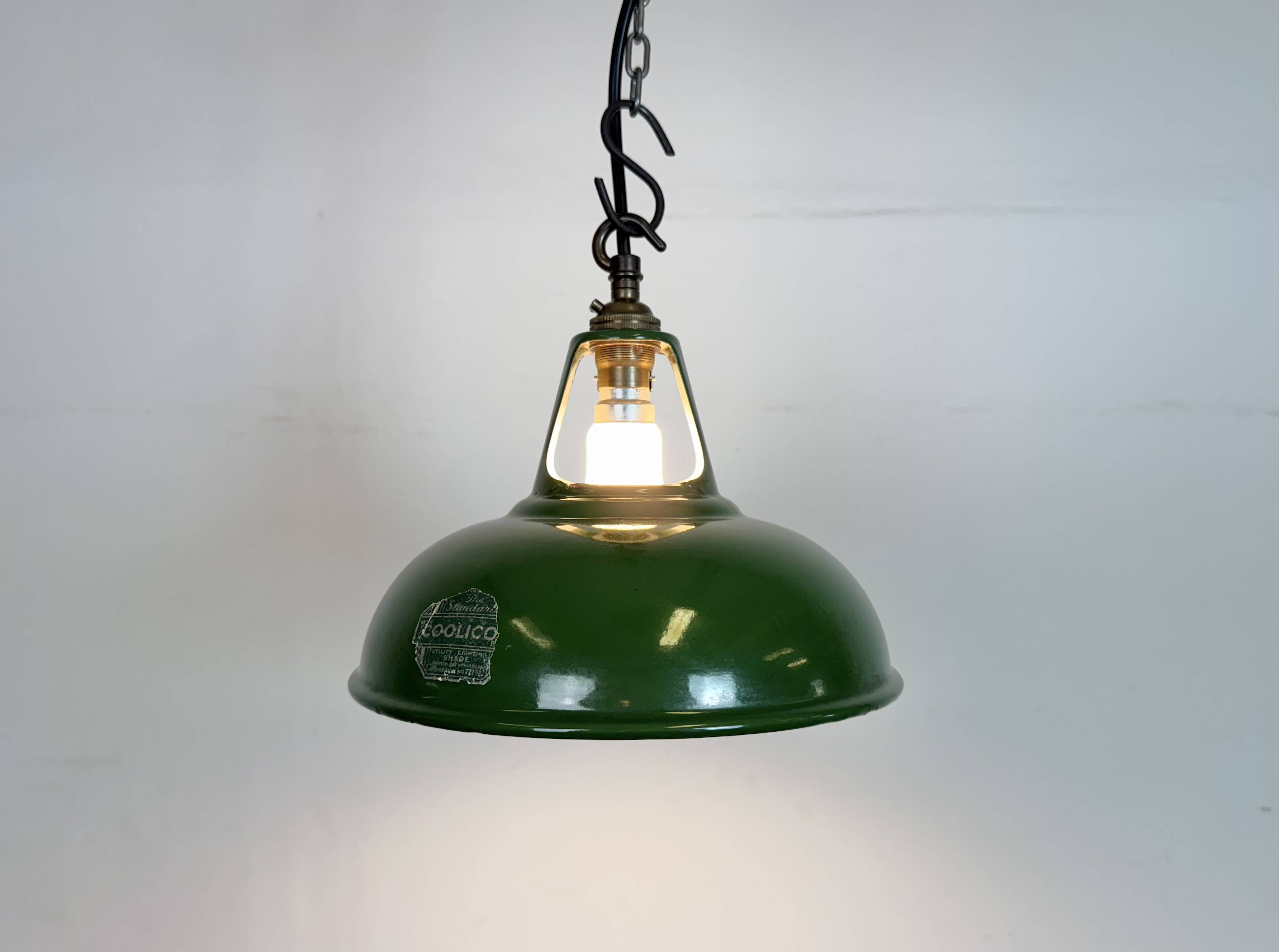 Suspension industrielle en émail vert de Coolicon, années 1950