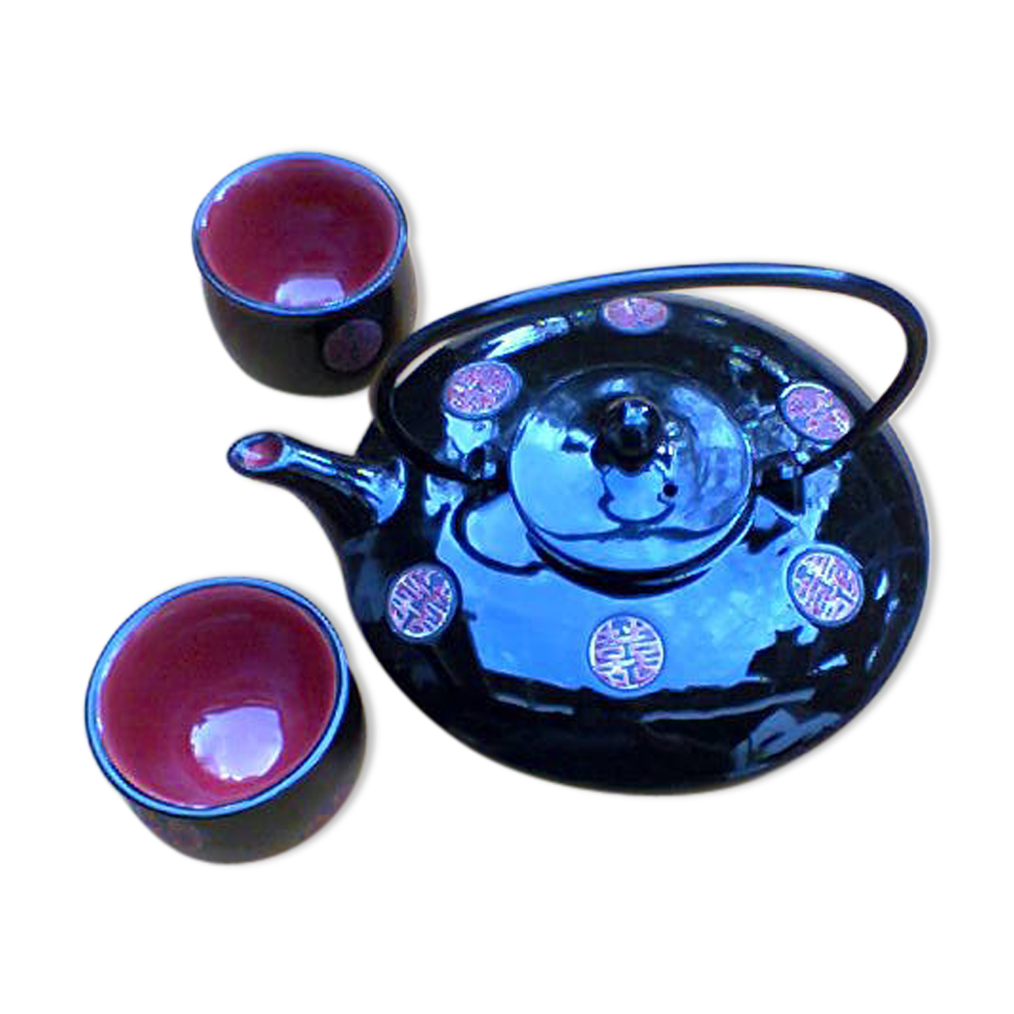 Head-to-head in ceramics - teapot and its 2 cups