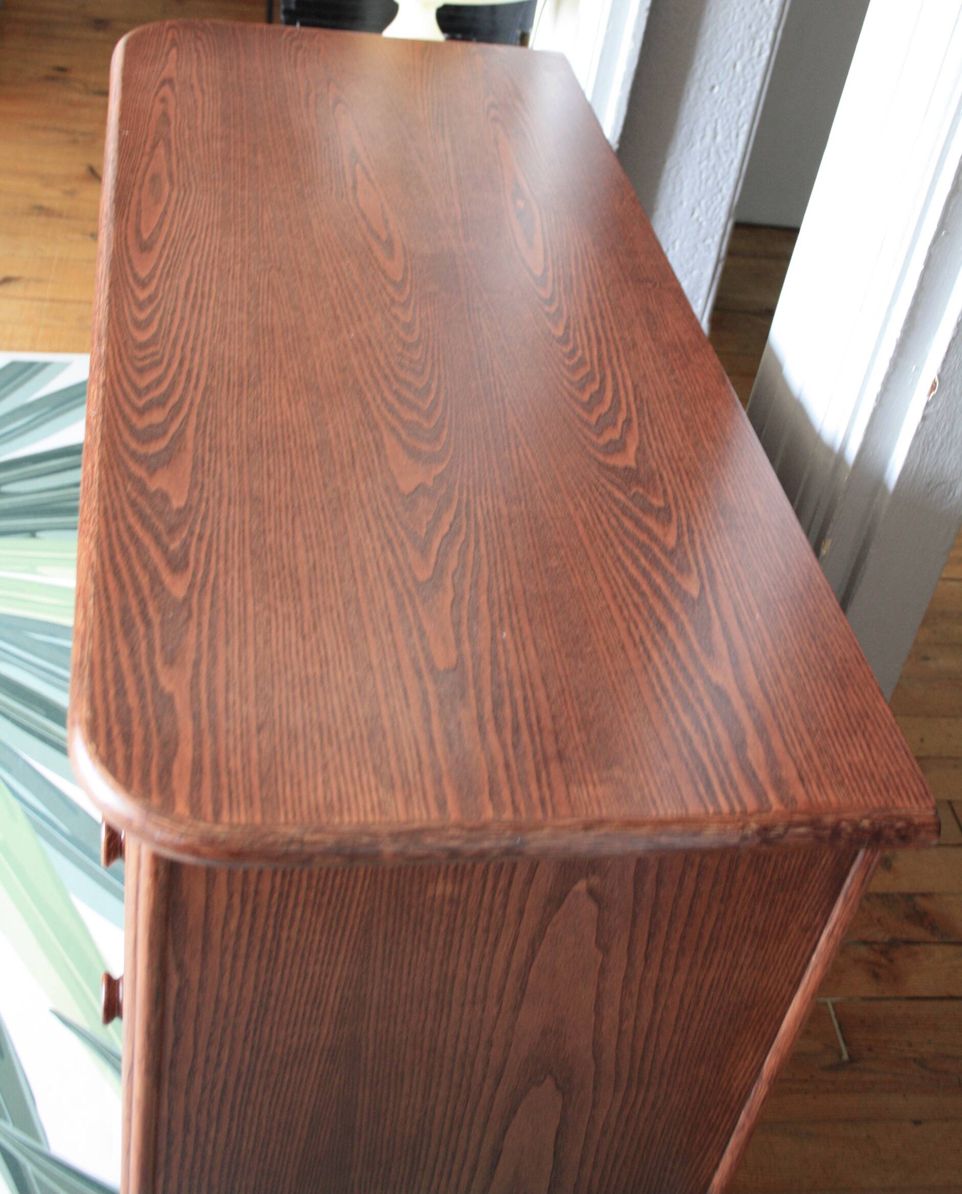 Commode en bois et rotin