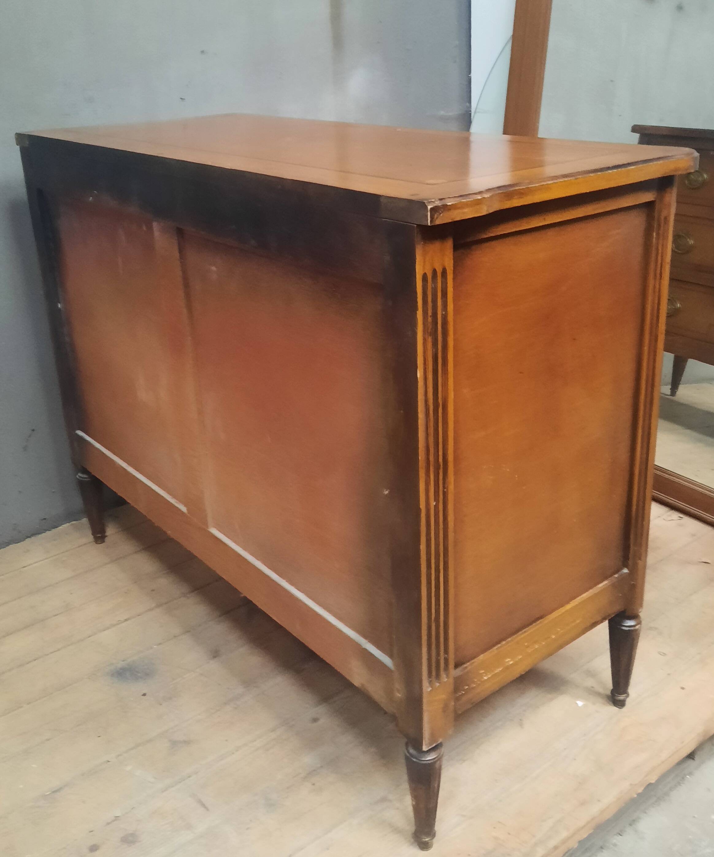 Commode de style Louis XVI à trois tirroirs