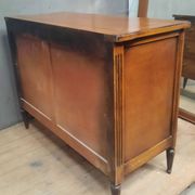 Commode de style Louis XVI à trois tirroirs