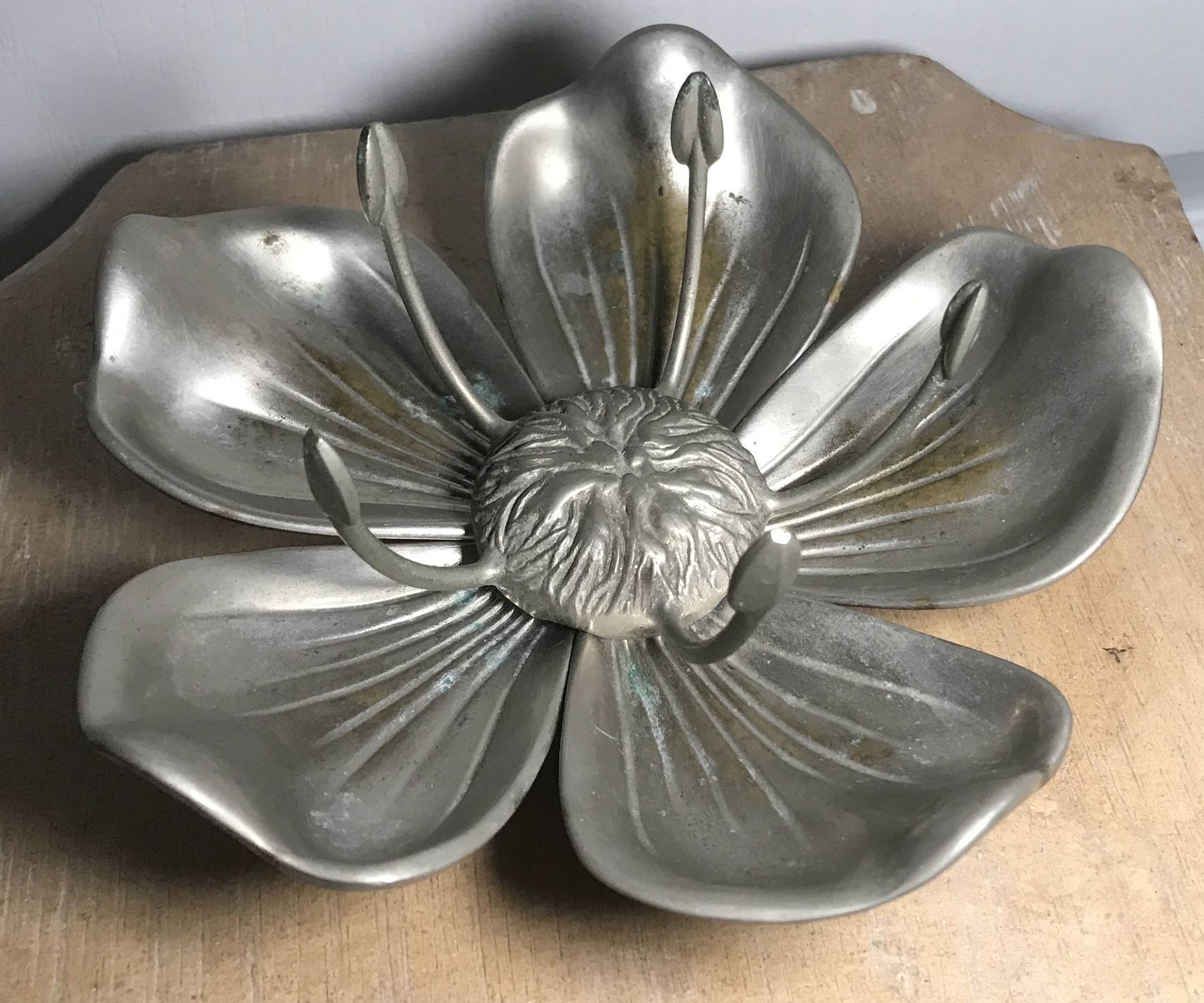 Vintage lotus flower ashtray with 5 removable petals in silver metal