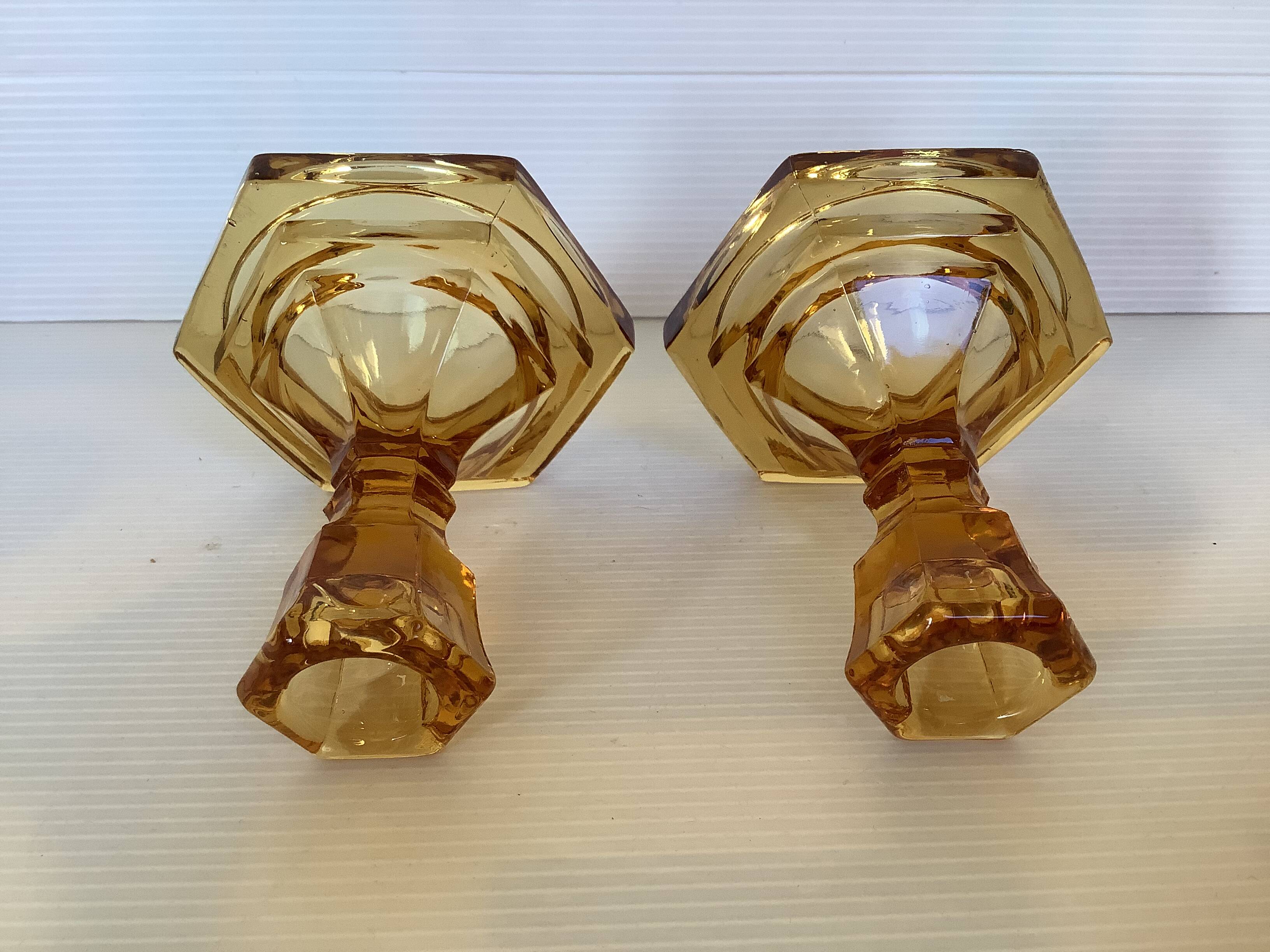 Paire de bougeoirs verre moulé jaune