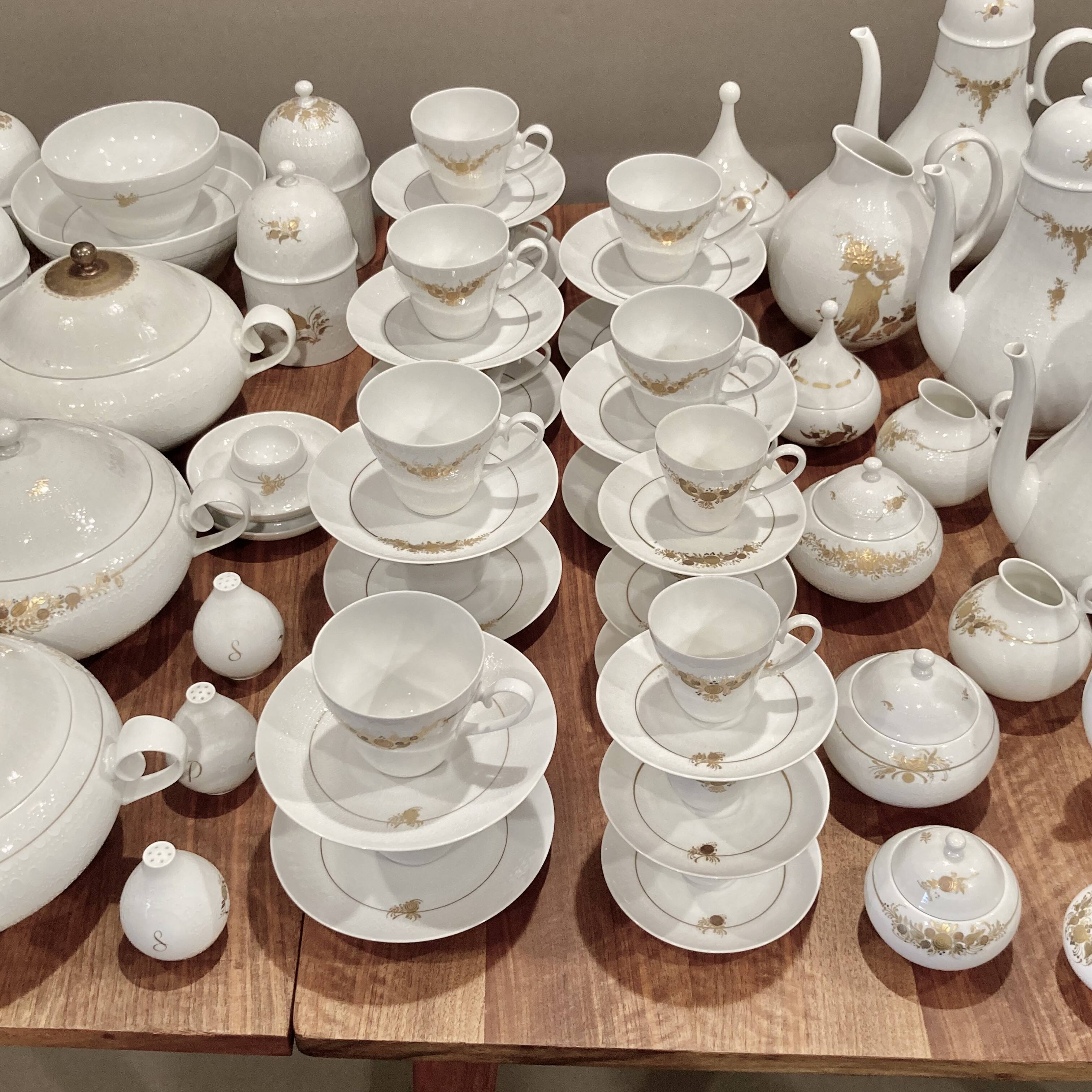 145-piece porcelain service, "bjorn winnblad" design, 1950.