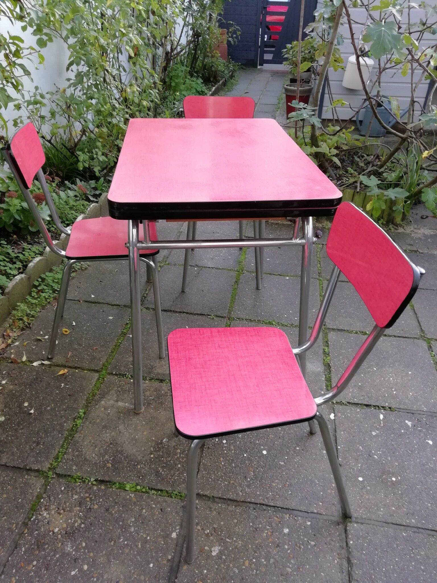 Table and chairs/stabonet in 60s formica