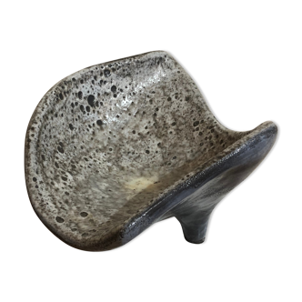 Free-form tripod cup