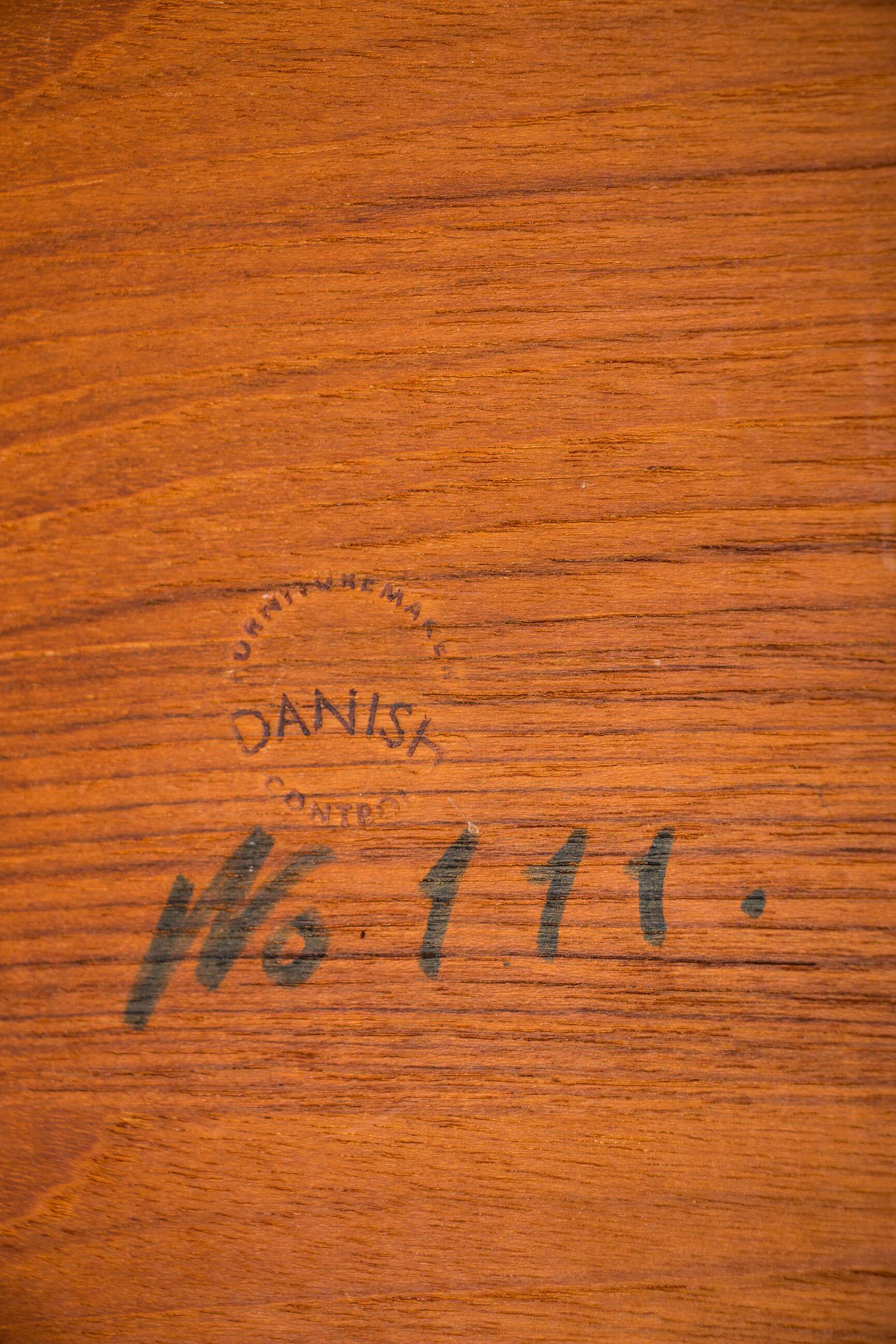 Danish extendable two-tiered teak serving trolley, 1960s, Kurt Ostervig.