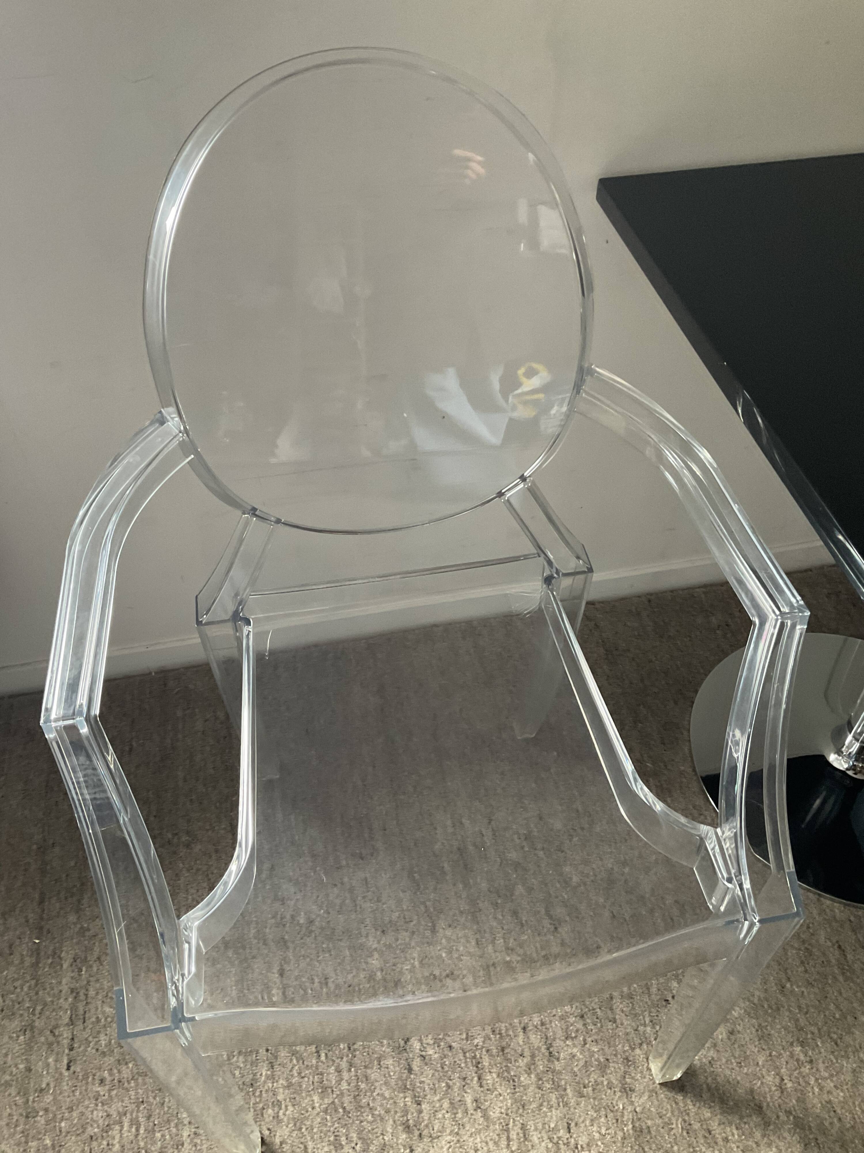 Ensemble Philippe Starck Kartell table à manger Top Top et 2 fauteuils Louis Ghost