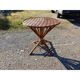 Table vintage en rotin et plateau noisetier