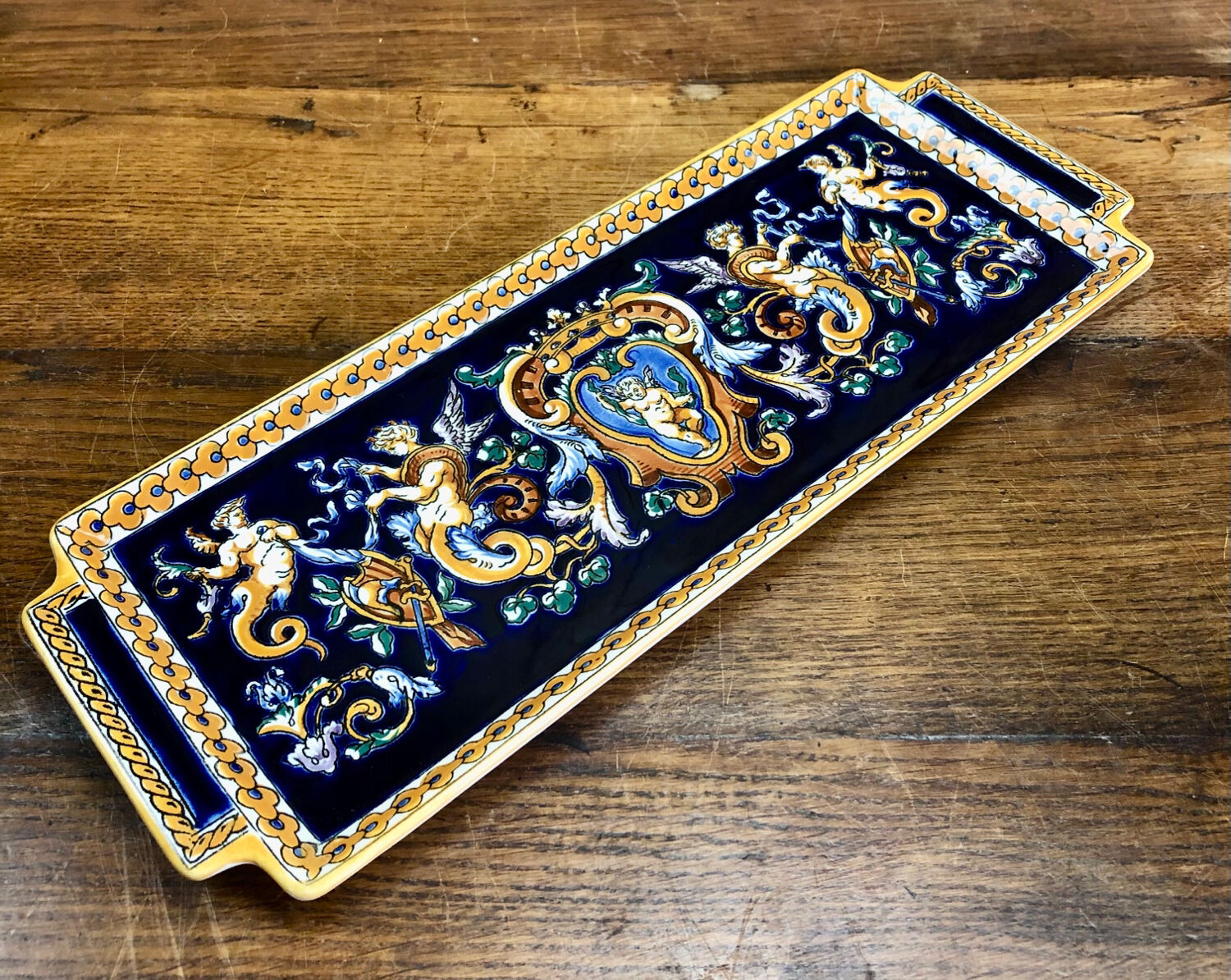 Cake dish cake Gien Renaissance blue background