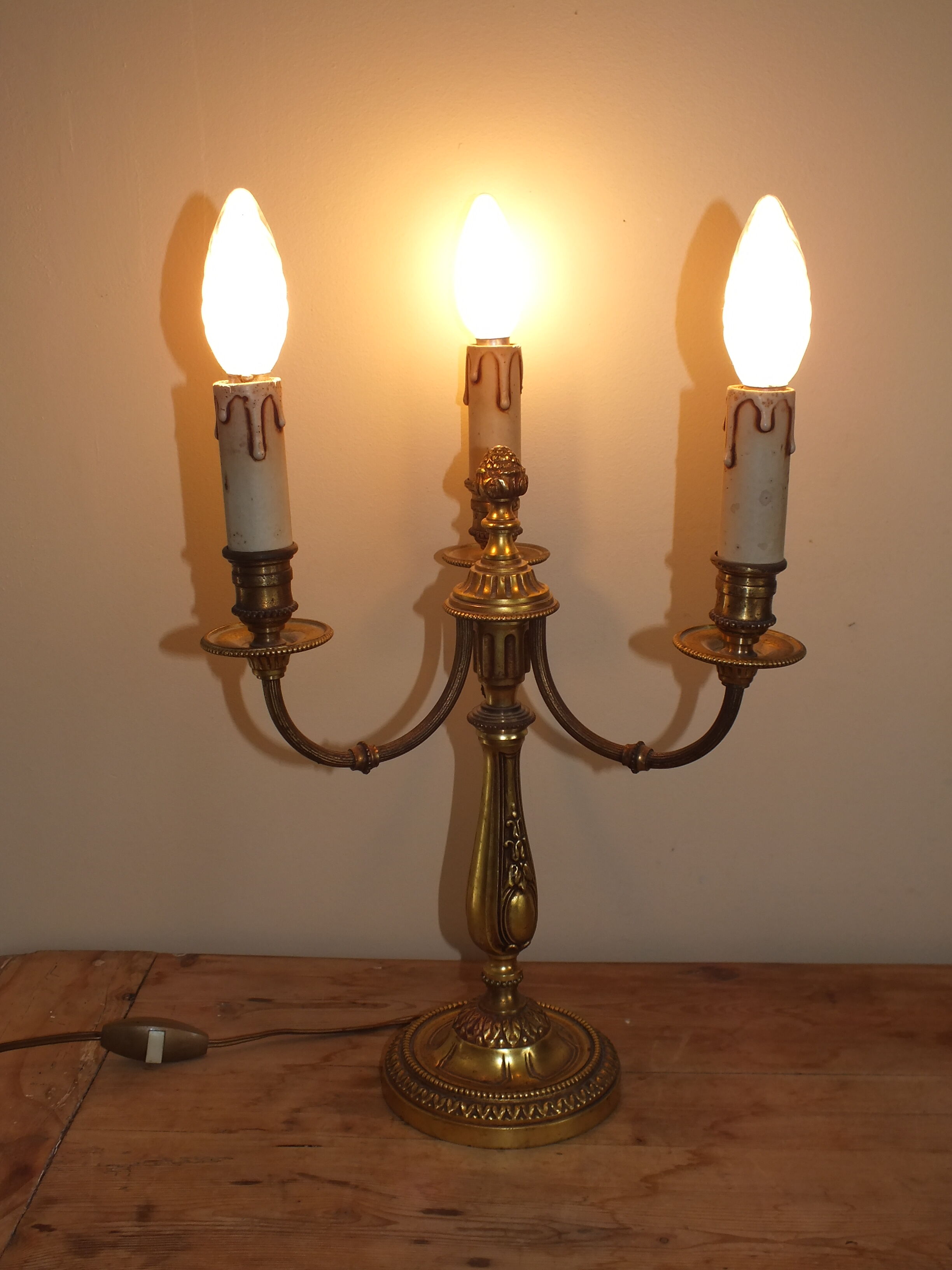 Lampe de style Louis XVI en bronze à 3 bras de lumière