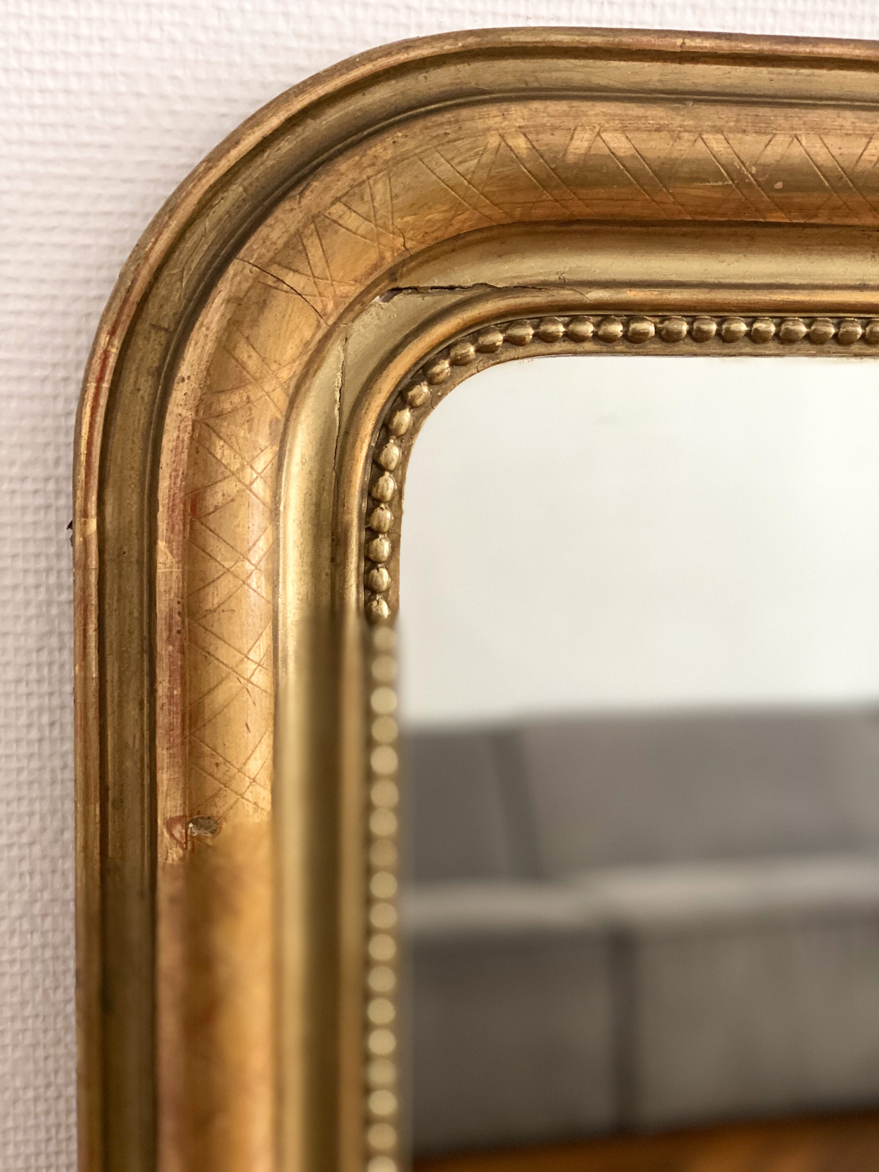 Miroir Louis Philippe perlé doré sculpté 74x98cm