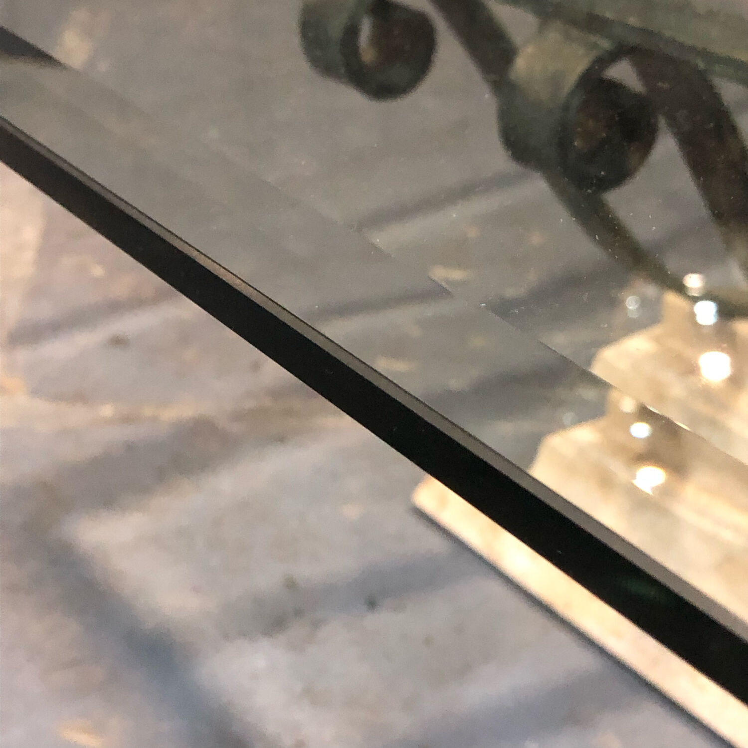 Table basse fer et verre patine antique