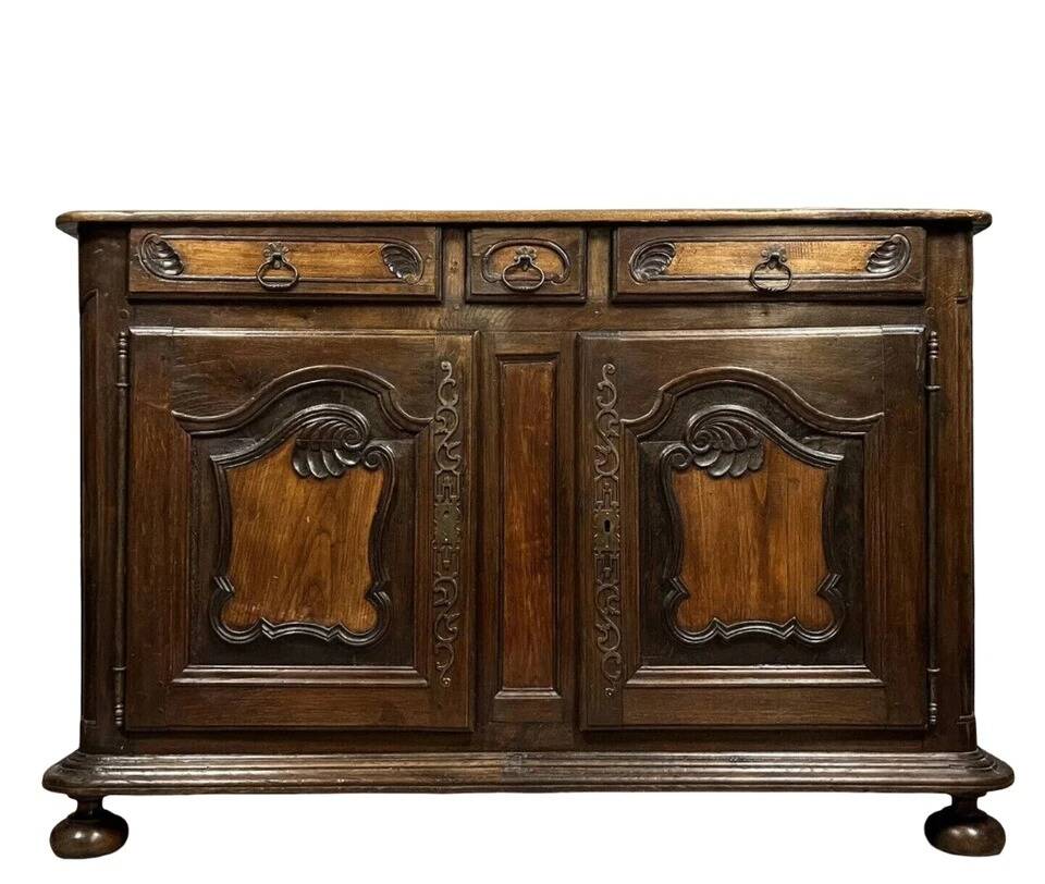 Louis XIII period Burgundy sideboard in solid oak and walnut circa 1680