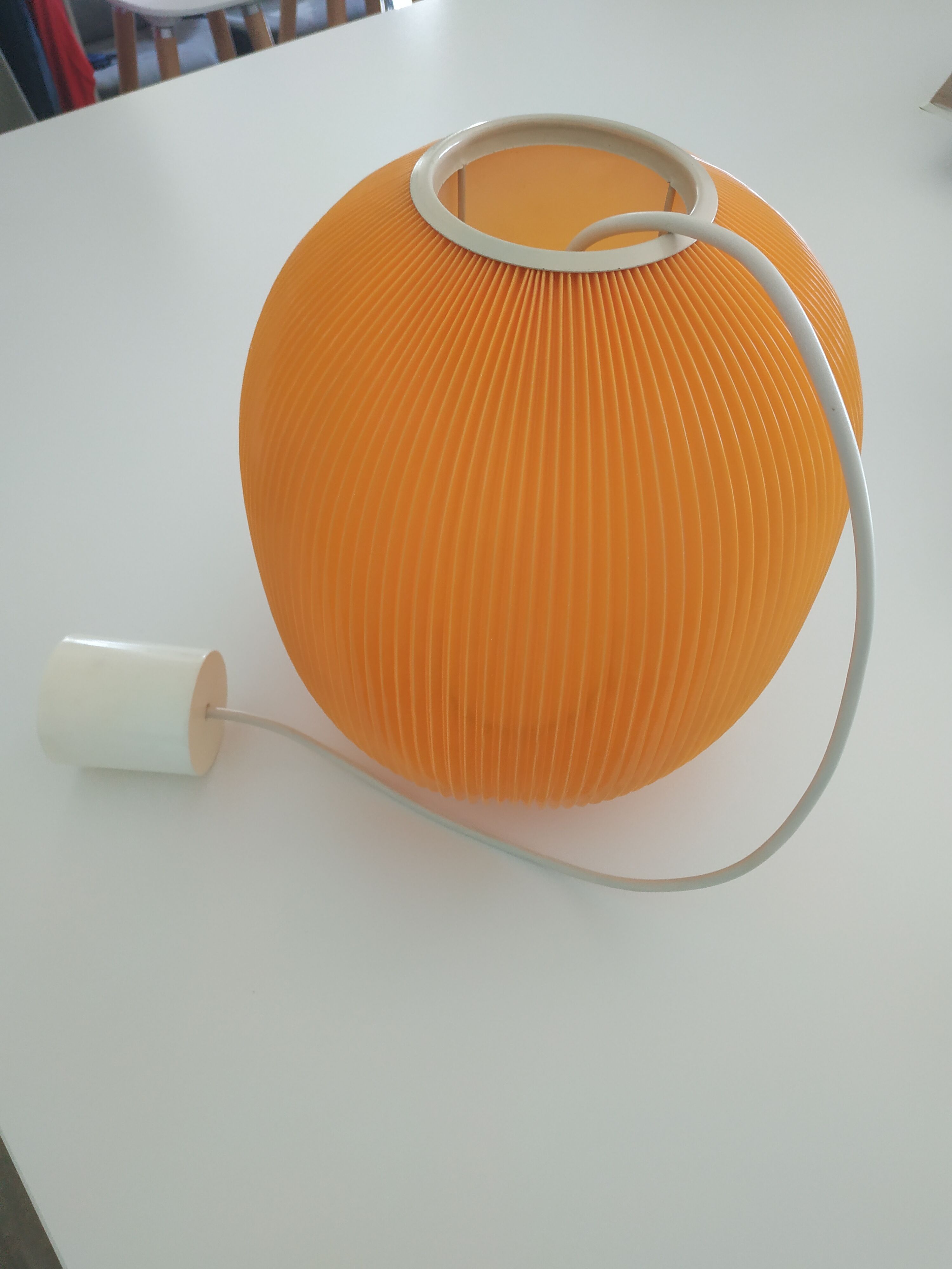 Suspension en rhodoïde orange par  Rispal, 1950